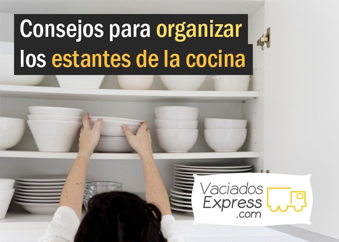 Consejos para organizar los estantes de cocina vaciados de casas express